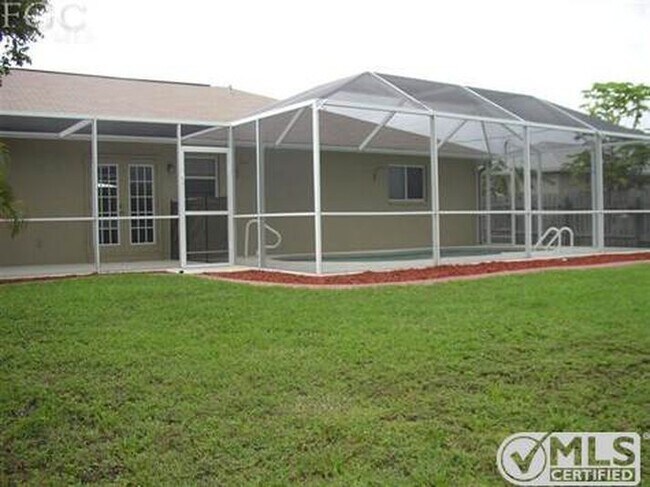 Building Photo - 3 Bedroom, 2 Bathroom Pool House SW Cape Coral
