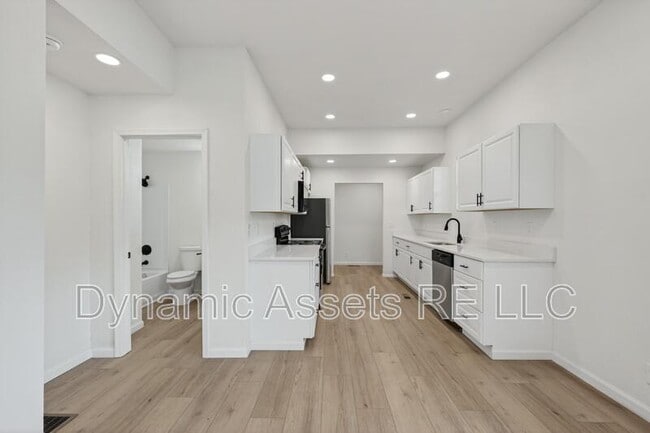 Building Photo - 542 E 23rd St