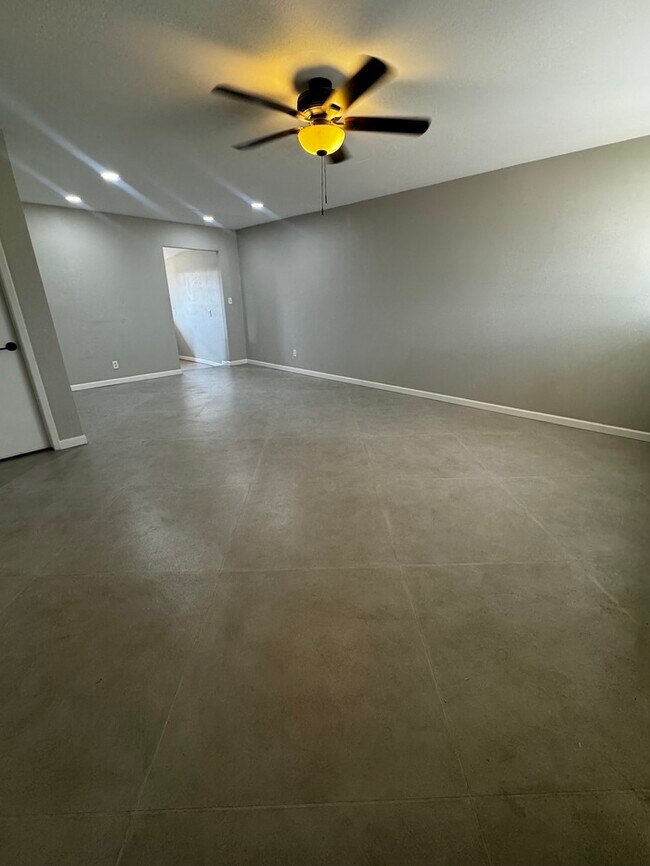 Building Photo - FOR RENT