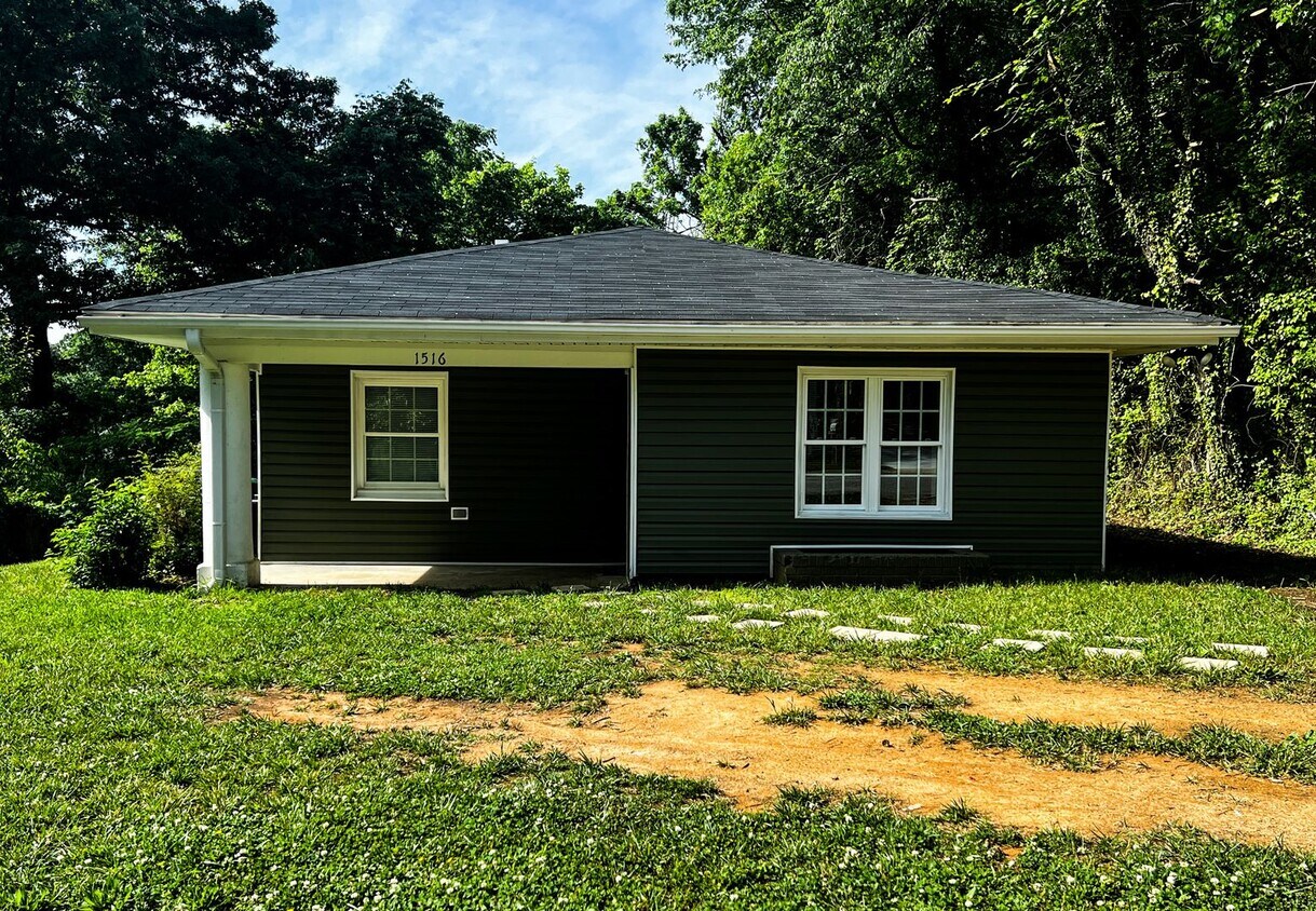 High Point Charmer 2 Bedroom, 1 Bath XL Pr... House Rental in High