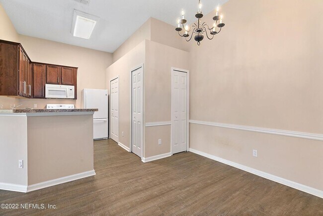 Building Photo - Great Jax Beach Location!
