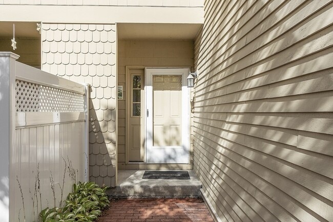 Building Photo - 116 Broadmeadow St