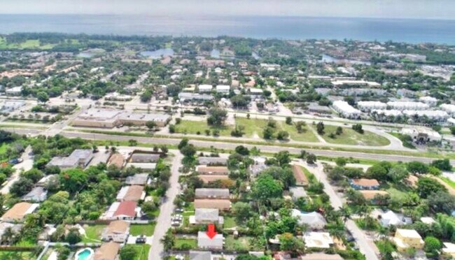 5 blocks from beach and downtown - 250 NE 13th St