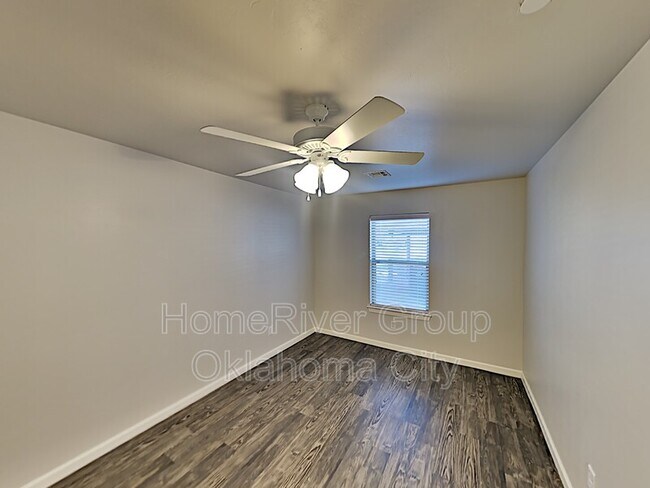 Building Photo - 404 Vail Cir