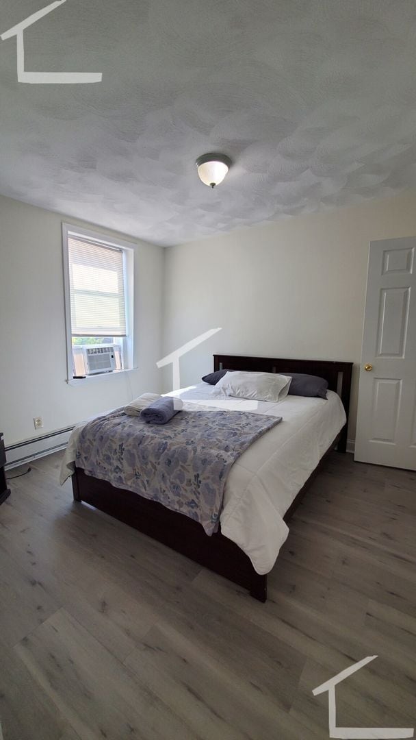 Conveniently located, beautifully maintained Apt with modern appliances. A/C. Near Public Trans... - Conveniently located, beautifully maintained Apt with modern appliances.  A/C.  Near Public Trans...
