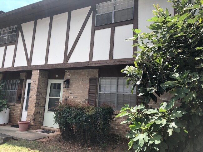 Building Photo - 2956 N DeKalb Dr