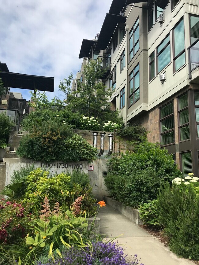 Building Photo - Stylish NW Contemporary 2 Bed, 2 Bath Cond...