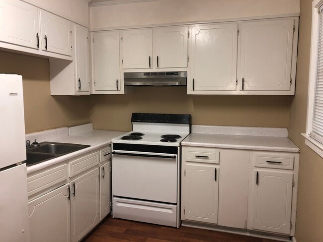 Building Photo - 2BD/1B Duplex off Baytree Road