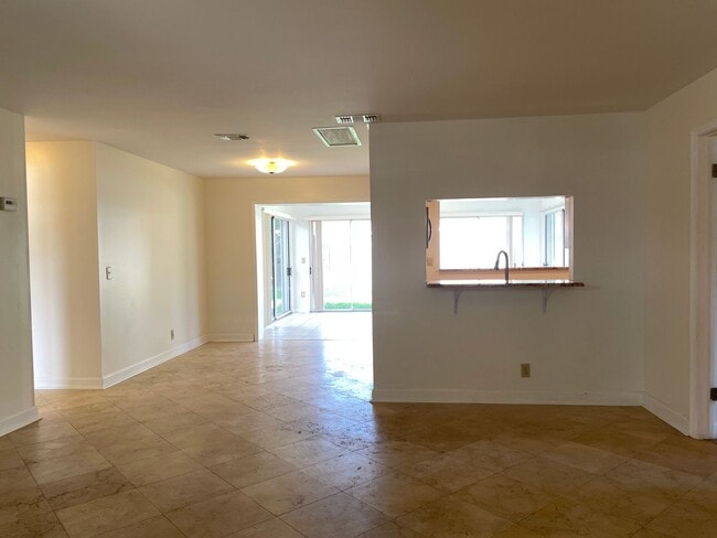 Building Photo - Easy Living in Palm Beach Gardens—Minutes ...