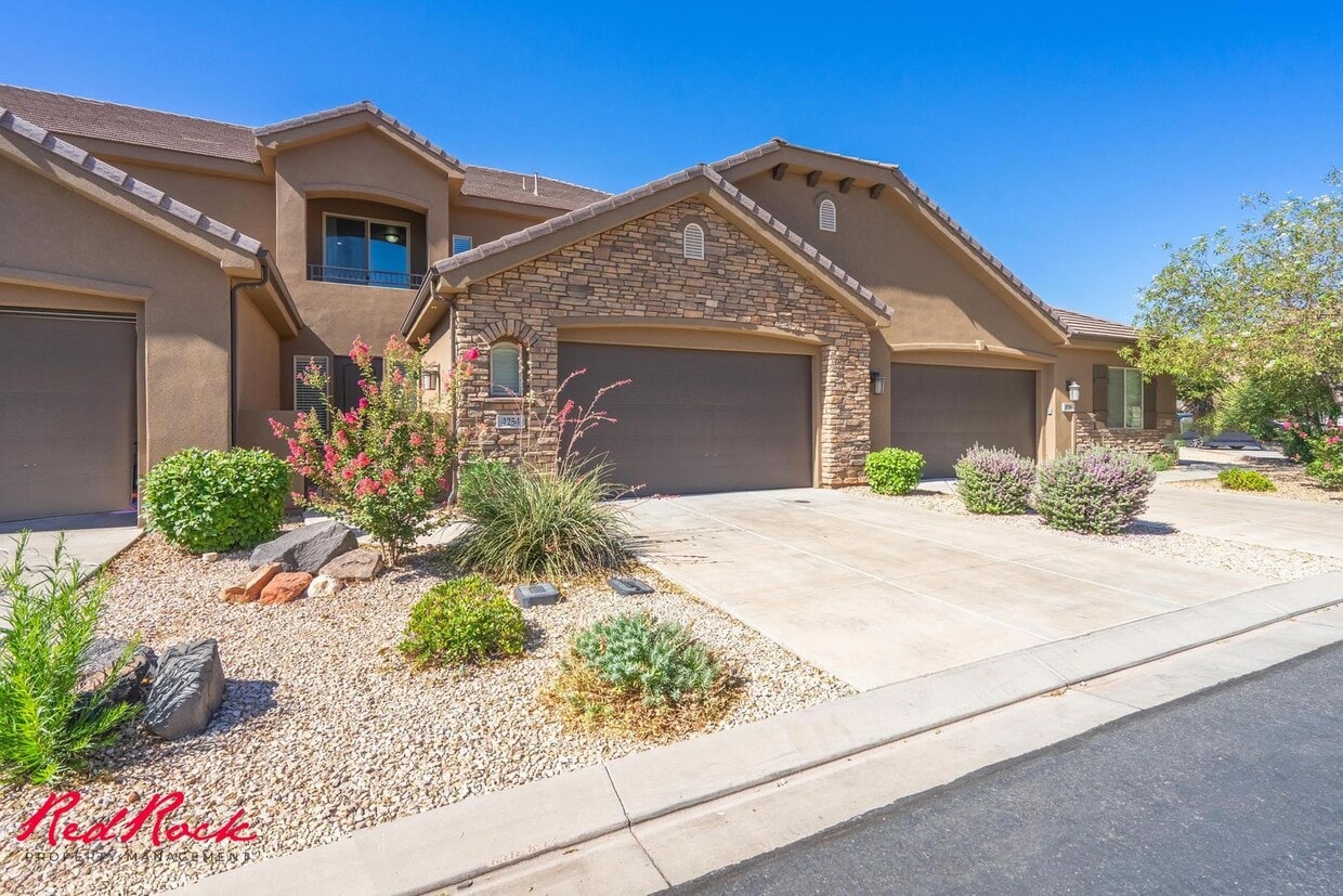 Primary Photo - Pet Friendly 4 Bedroom Home! Internet incl...
