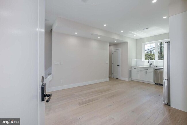 Foto del edificio - 722 Kenyon St NW