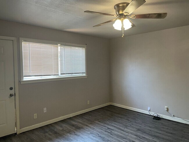 Foto del edificio - 606 Knowles St