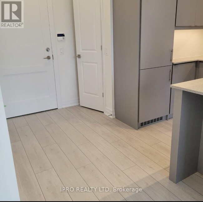 Photo du bâtiment - 30-1830 Elm Dr W
