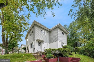 Building Photo - 10619 Maple St