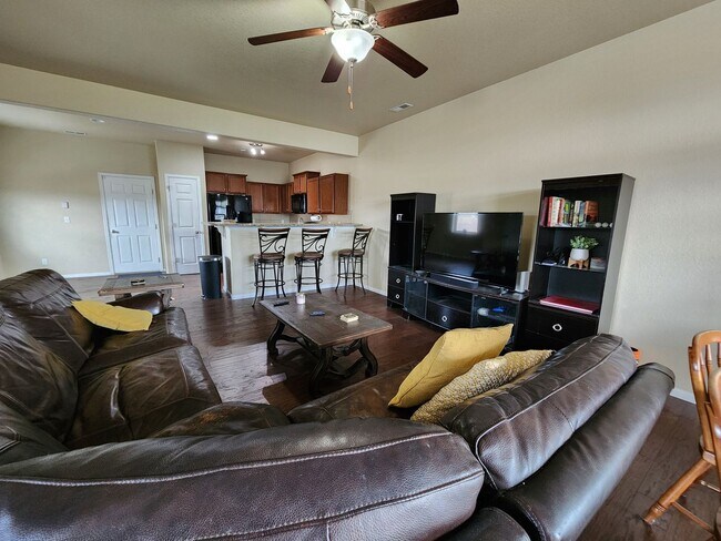 Foto del edificio - 3 Bed 3 bath house in Spring Creek Traditional Neighborhood!
