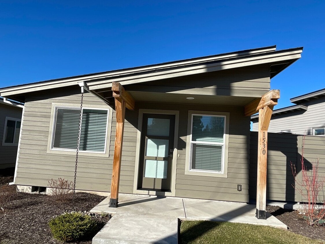 Primary Photo - 2 Bedroom / 1 Bathroom Home in NE Bend