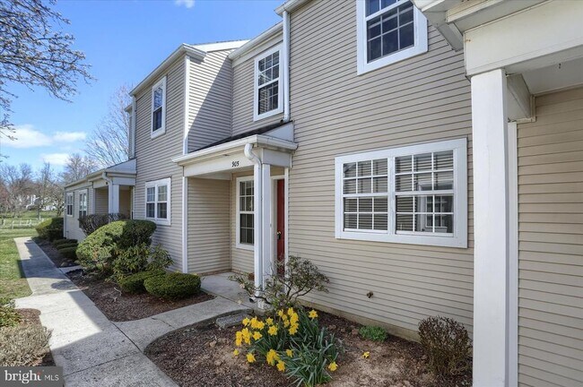Building Photo - 905 Cambridge Ct
