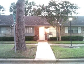 Building Photo - 1102 W Tri Oaks Ln