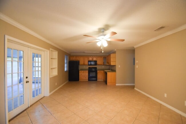 Building Photo - Amazing Private 3/2 near Sweet Water!