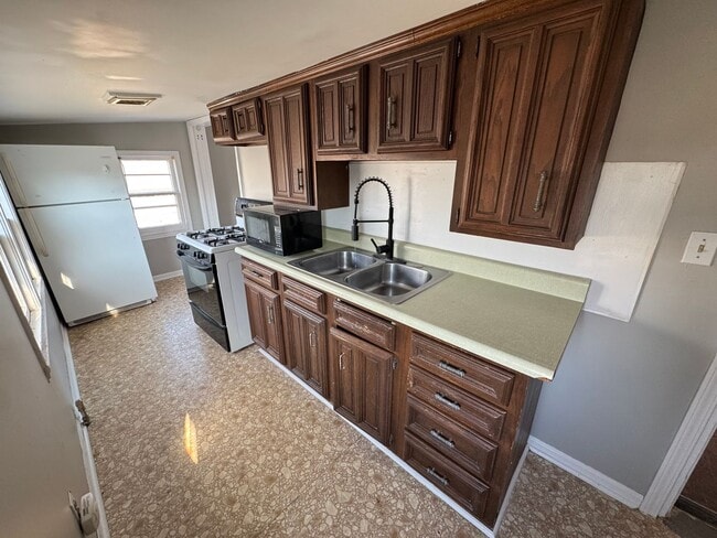 Building Photo - 108 S College St