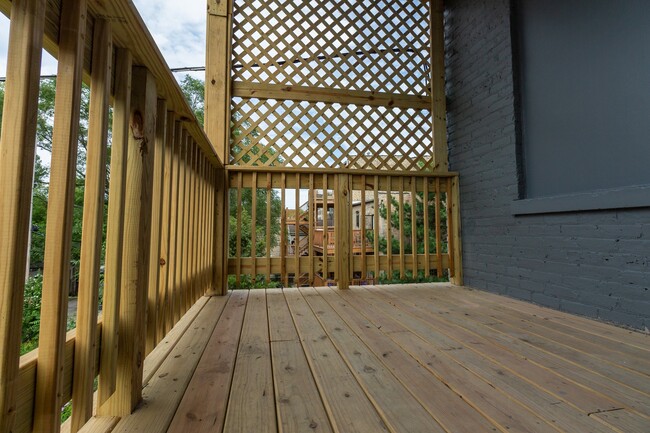 Building Photo - 2618 W Evergreen Ave