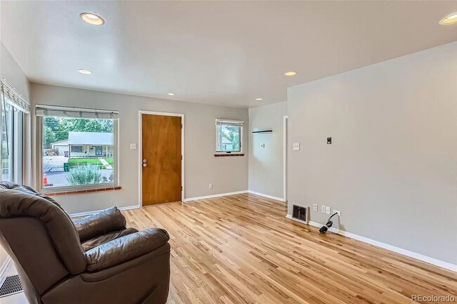 Building Photo - Beautiful 2 Bedroom 1 Bath With Bonus Room...