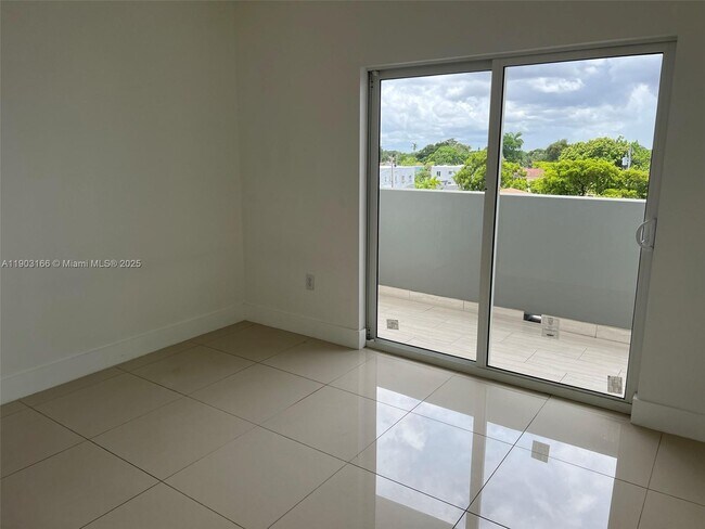 Foto del edificio - 2300 NW 7th St