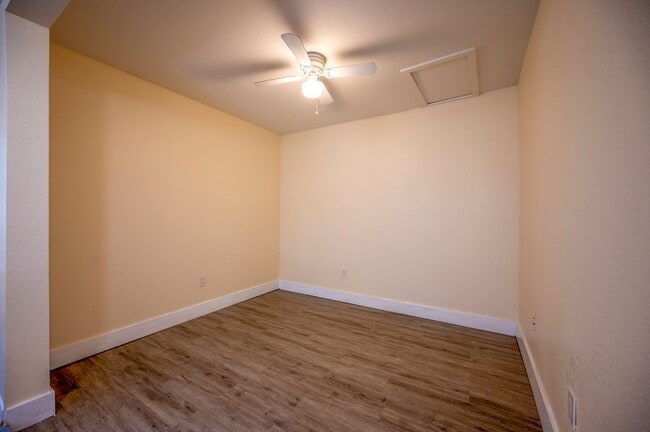 Foto del edificio - 8340 Roosevelt St