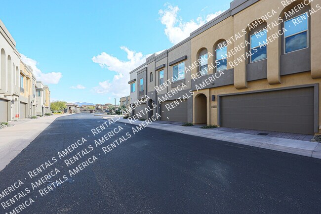 Building Photo - ELEGANTE 3/2.5 +LOFT Townhome -Move In Ready