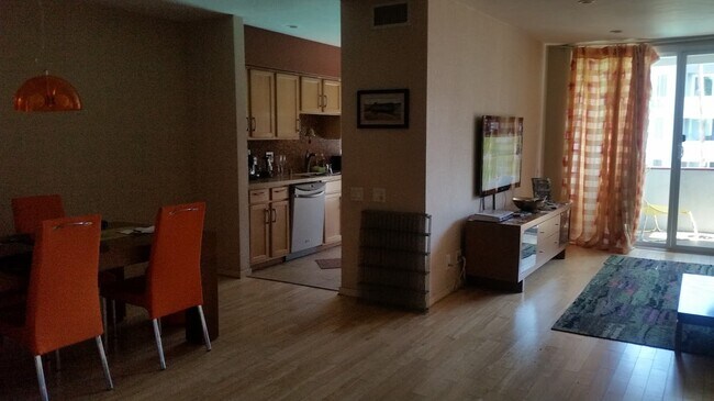 Building Photo - 4915 Tyrone Ave