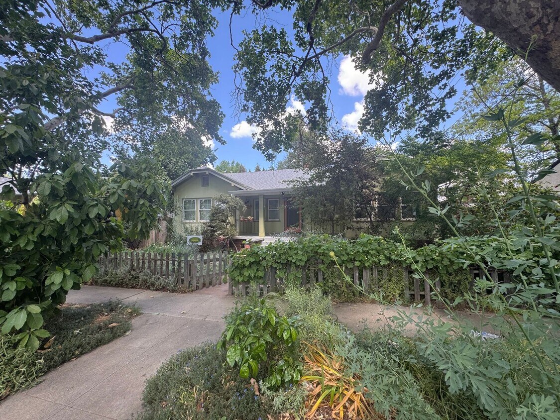 Primary Photo - Large two bedroom home in Colonial Heights
