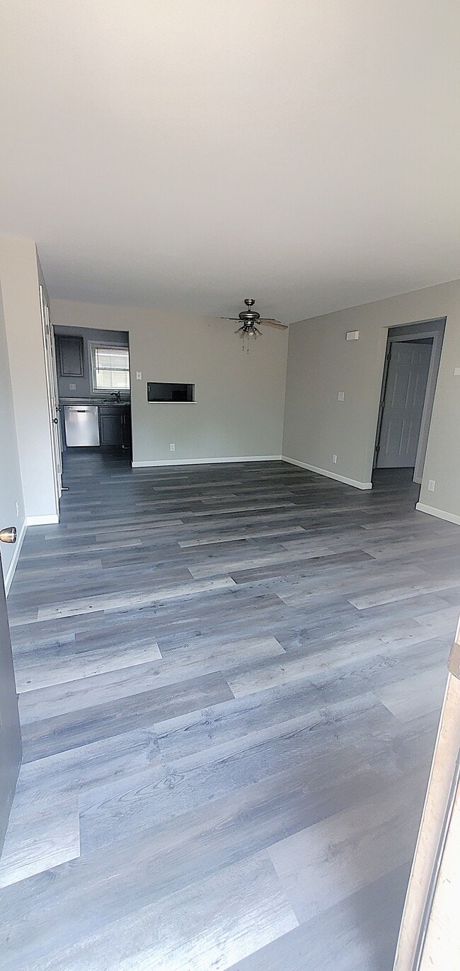 Building Photo - 325 W 9th St