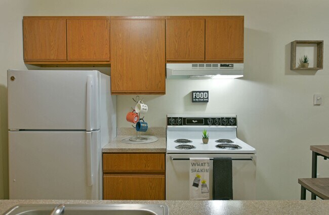 Cocina completamente equipada con lavaplatos - Eastgate Woods Apartments