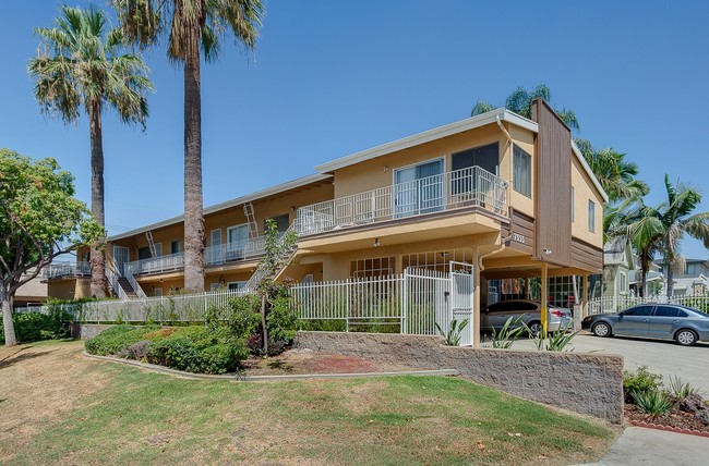 Foto del edificio - 7353 Comstock Ave