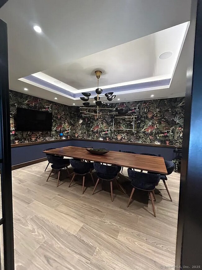 Foto del edificio - Toll Brothers apartment living communities combine