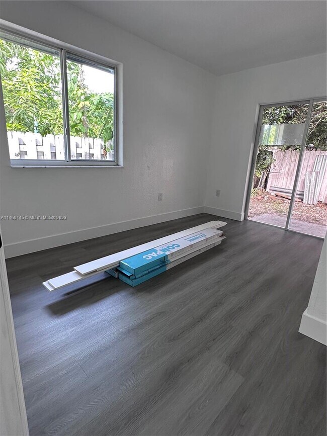 Foto del edificio - 5729 NW 5th Ave