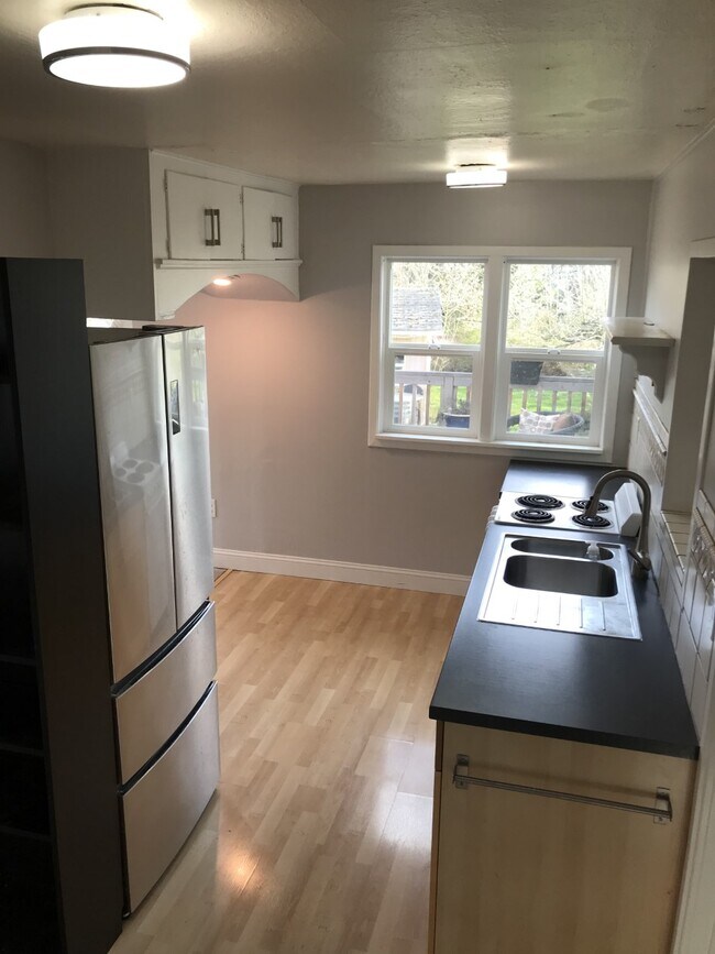 Kitchen w/ Eat-in Nook - 1009 6th St #A