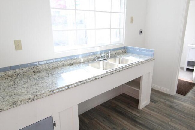 Building Photo - 6 bedroom in Los Angeles CA 90017
