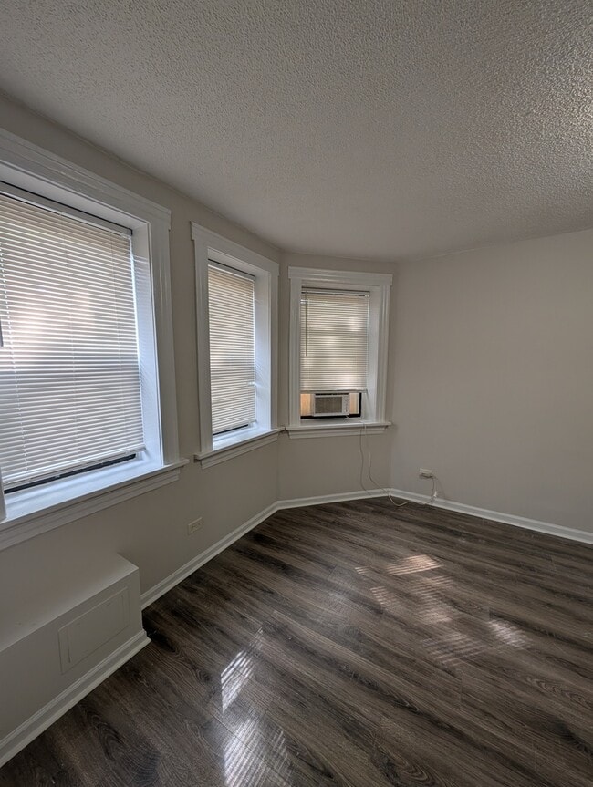 Building Photo - 2118 N Whipple St