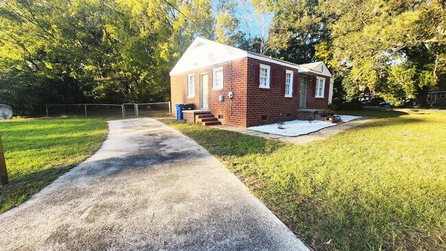 Building Photo - 3 Bedroom Single Family Home in Columbus