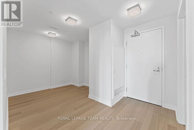 Building Photo - 360 Deschâtelets Ave.