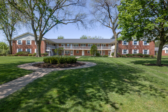 Building Photo - Colonial Gardens