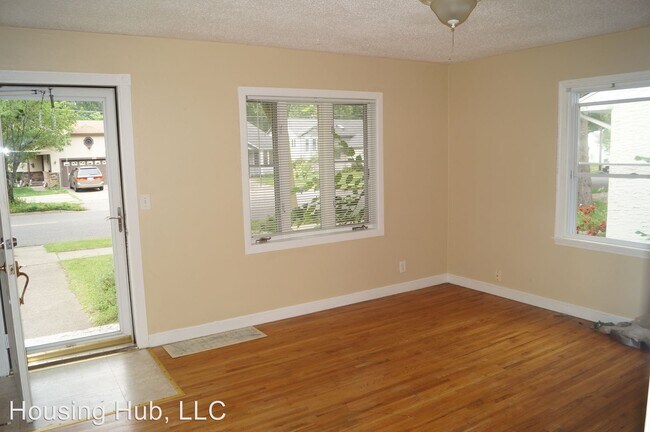 Building Photo - 3 br, 1.5 bath House - 2103 Minnehaha Ave.