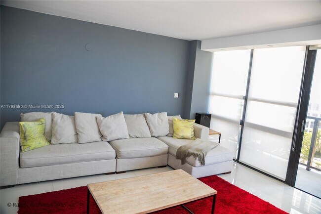 Foto del edificio - 600 NE 36th St