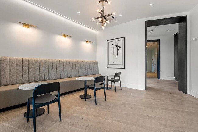Foto del edificio - No Brokers Fee, One Month is Rent-Free, Pets Friendly, Luxury Finishes, Garage Parking is Included