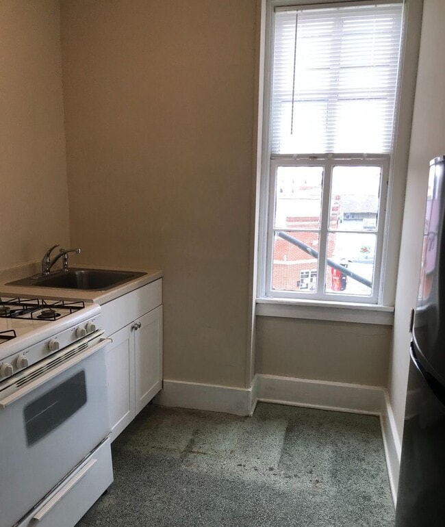 Building Photo - Recently Remodeled Studio Apartment