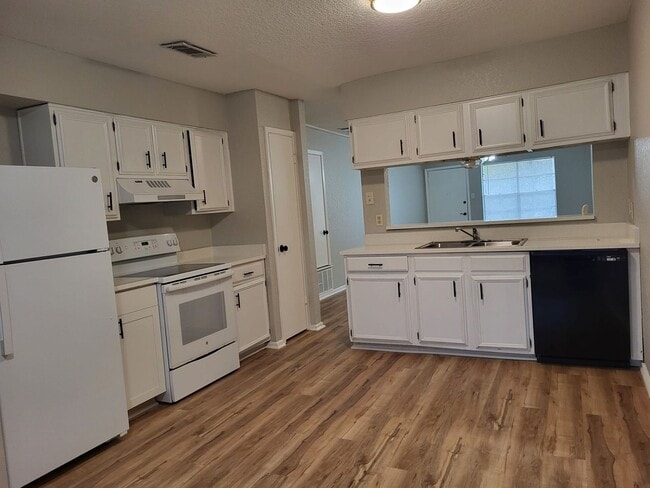 Building Photo - Beautifully Remodeled Condominium for Immediate Move-In
