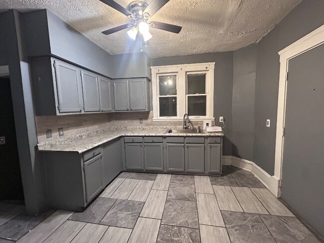 Foto del edificio - 12310 Watterson Ave