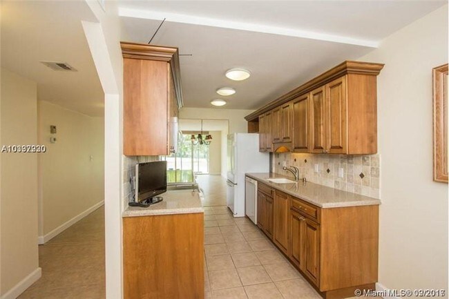 Building Photo - 250 Jacaranda Dr