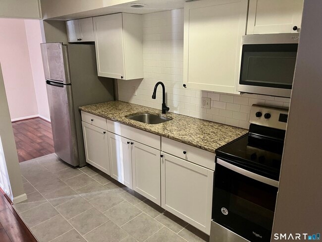 Building Photo - 105 Horse Pond Rd